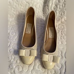 Salvatore Ferragamo VARA Cream Bow Pump Size 7